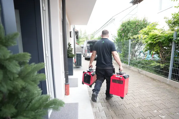 Vilson-Techniker bringt Trocknungsgeräte zu einem Wasserschaden