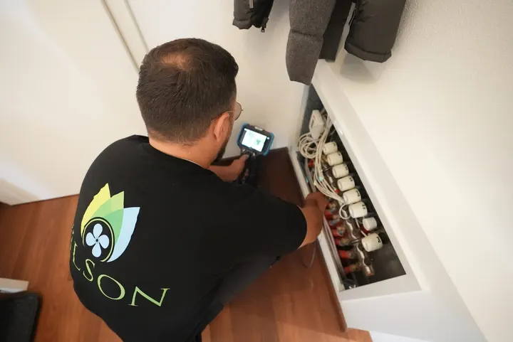 Vilson-Techniker prüft den Heizkreisverteiler