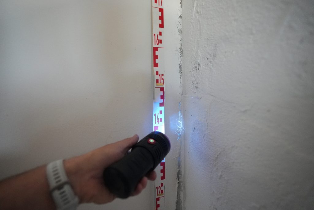 Feuchtigkeitsmessung an der Wand im Rahmen einer Komplettsanierung