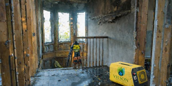 Ozongerät im Einsatz nach Brandschaden zur Geruchsneutralisierung